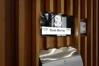 Detalle del logo de Sada Borrás en la puerta de la clínica