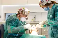 Equipo profesional trabajando en la clínica de Pamplona