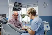 Acompañamiento del paciente durante el tratamiento dental